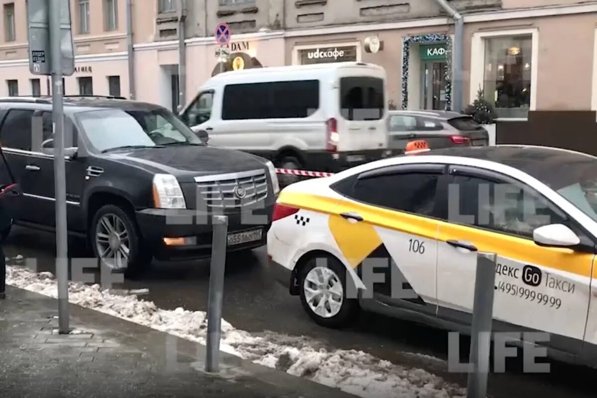 Почему мюллер не расстрелял соколова. Таксист застрелил водитель. Преступник застрелил таксиста.