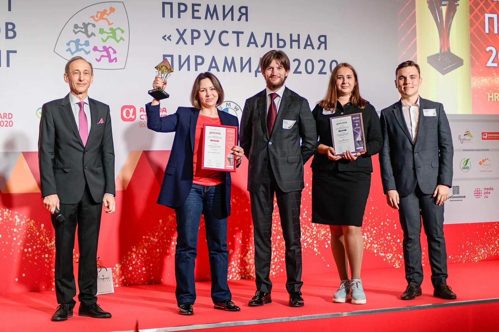 Hr премии. HR Award хрустальная пирамида. HR саммит 2022 Москва. Премия хрустальная пирамида 2021. Премия хрустальная пирамида 2022.