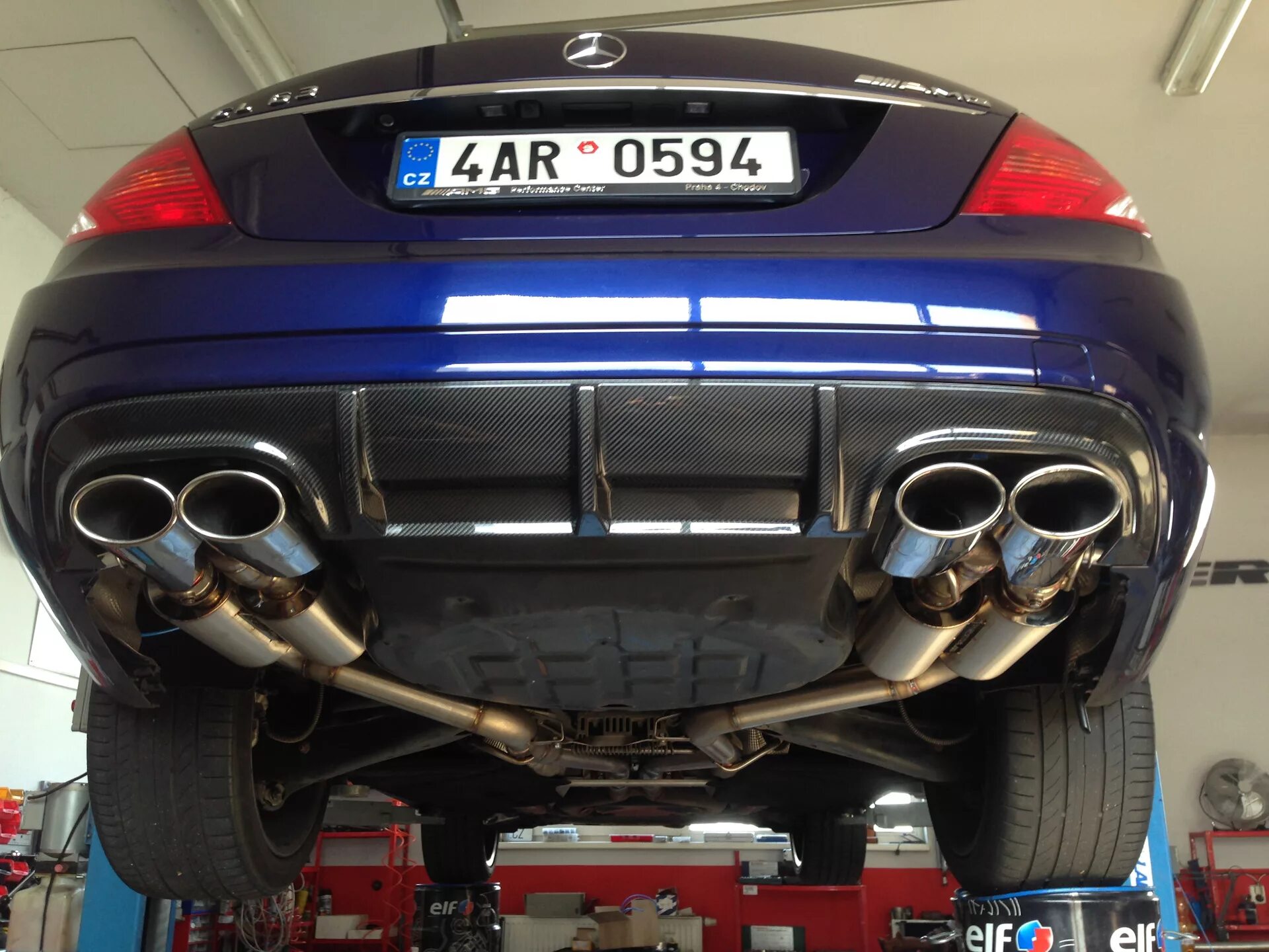 Выхлоп амг 63. Выхлоп мерседес амг. Выхлоп c63 amg. Выхлоп akrapovic на g63. Выхлоп амг w204 красный.