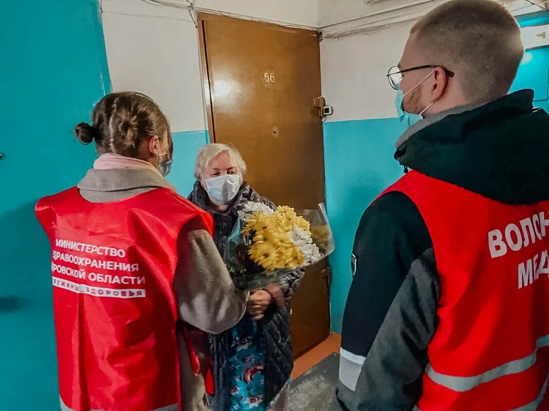 Волонтеры пожилым людям. Волонтеры помогают пожилым. Волонтеры помогают старикам. Волонтеры и пожилые люди. Волонтеры опросят