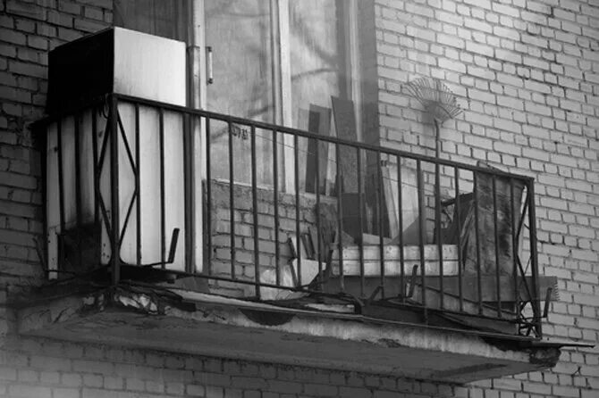 Почему захламление чердаков подвалов балконов и лоджий. Загромождение эвакуационных путей. Ненужные вещи на чердаках в подвалах и гаражах. Почему захламление чердаков подвалов балконов и лоджий. Почему захламление чердаков подвалов балконов и лоджий.