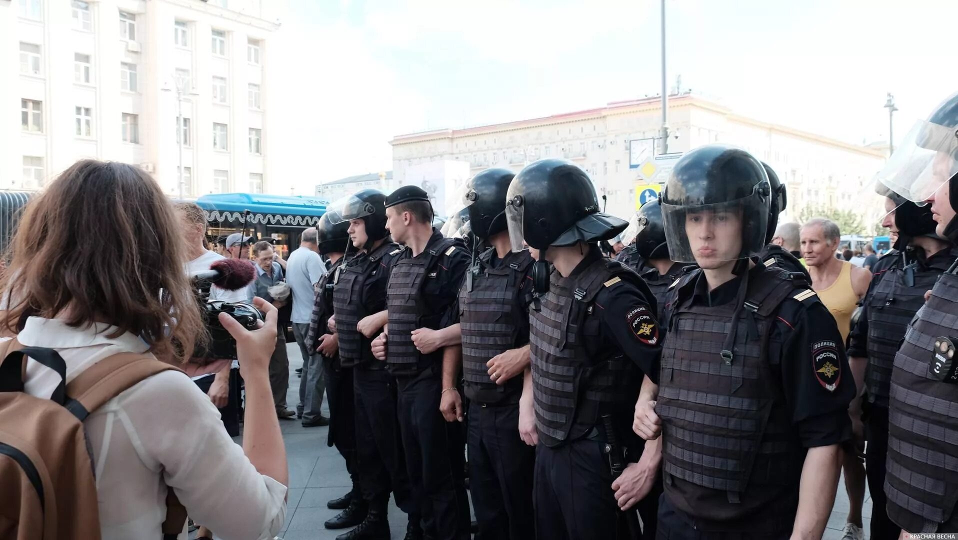 Полиция обои митинги. Молдова Кардон полиции на митинге. Применение полиция на митингах. Митинг москва 18