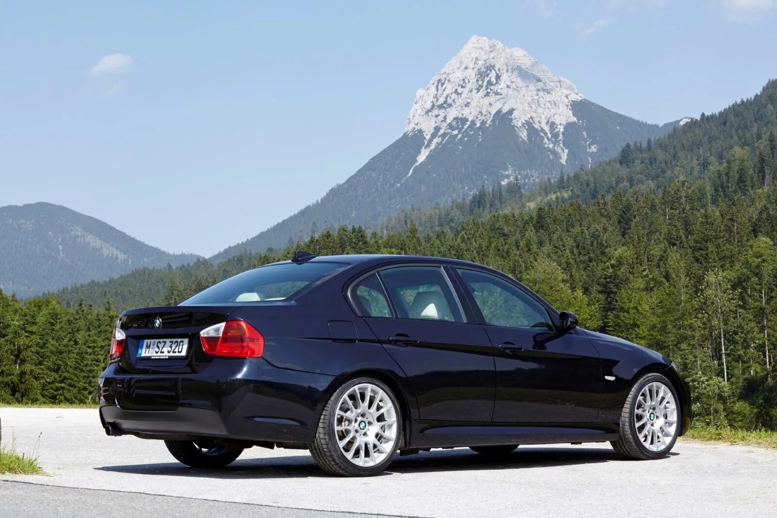 Bmw 3 бензин. Bmw 3 e90 2006. bmw e90 седан. bmw 3 e90 2005. bmw 320 e90.