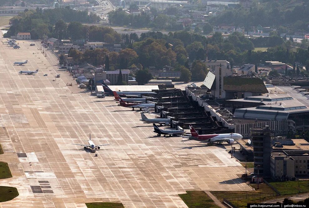 Аэропорт Сочи аэровокзал. Аэропорт Адлер с высоты. Аэропорт Сочи с высоты птичьего. Аэропорт Адлер с высоты птичьего полета.