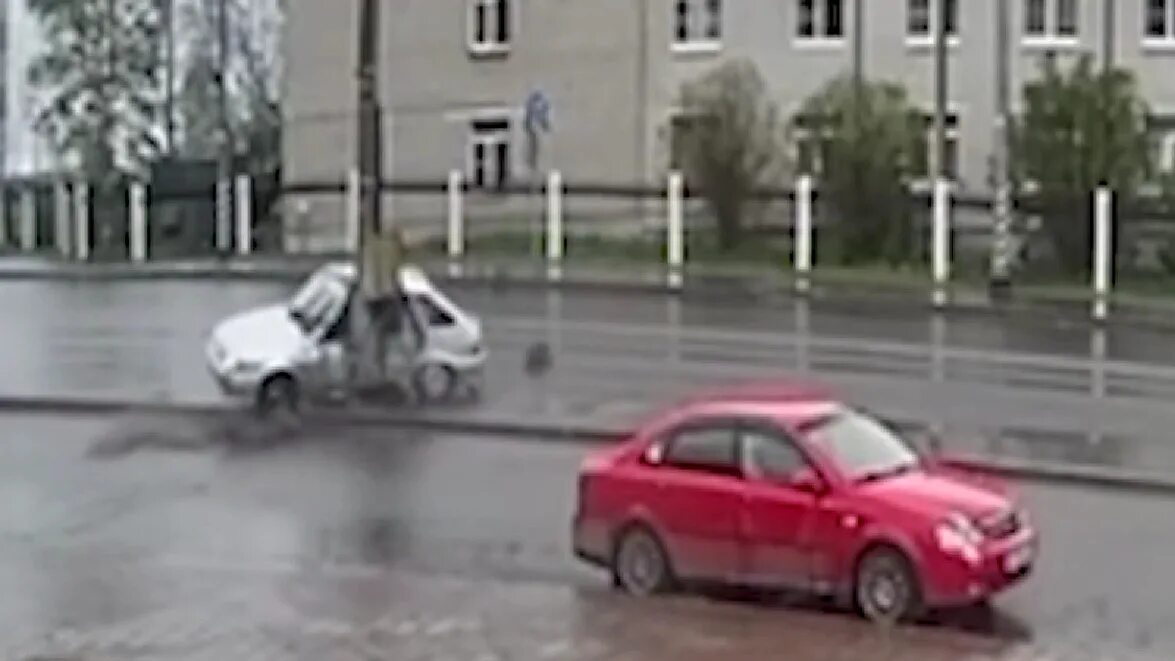 Авария на мосту архангельск сейчас. Водитель автомобиля архангельск. Водитель автомобиля архангельск. Водитель автомобиля архангельск. Дтп с газелью троицкое.