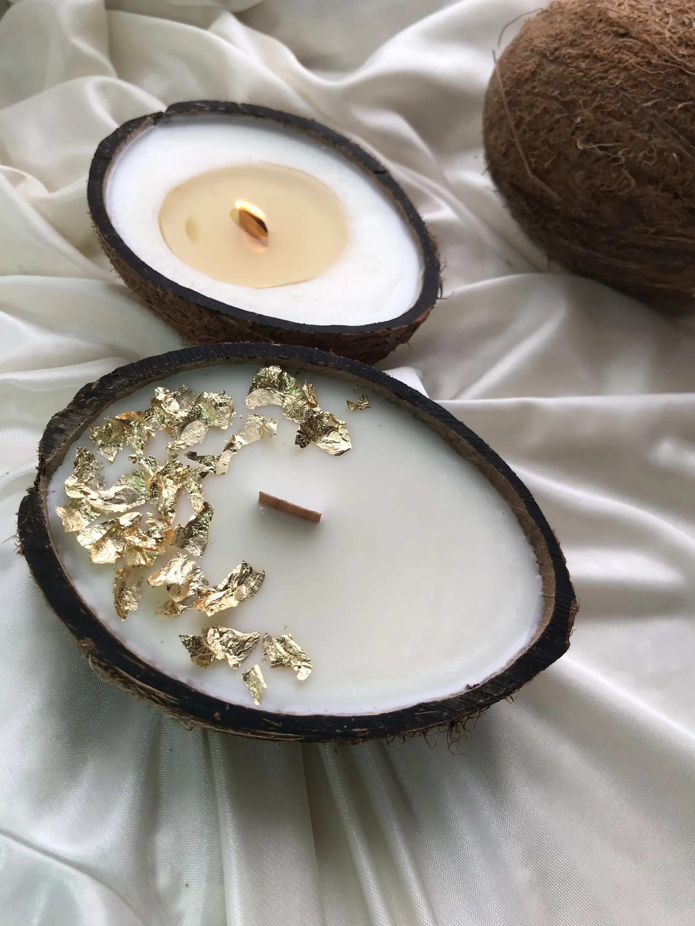 Свечи в кокосе эстетика. Соевые свечи в кокосе. Свечка кокос. Кокосовые свечи ароматизированные. Свеча в кокосе.