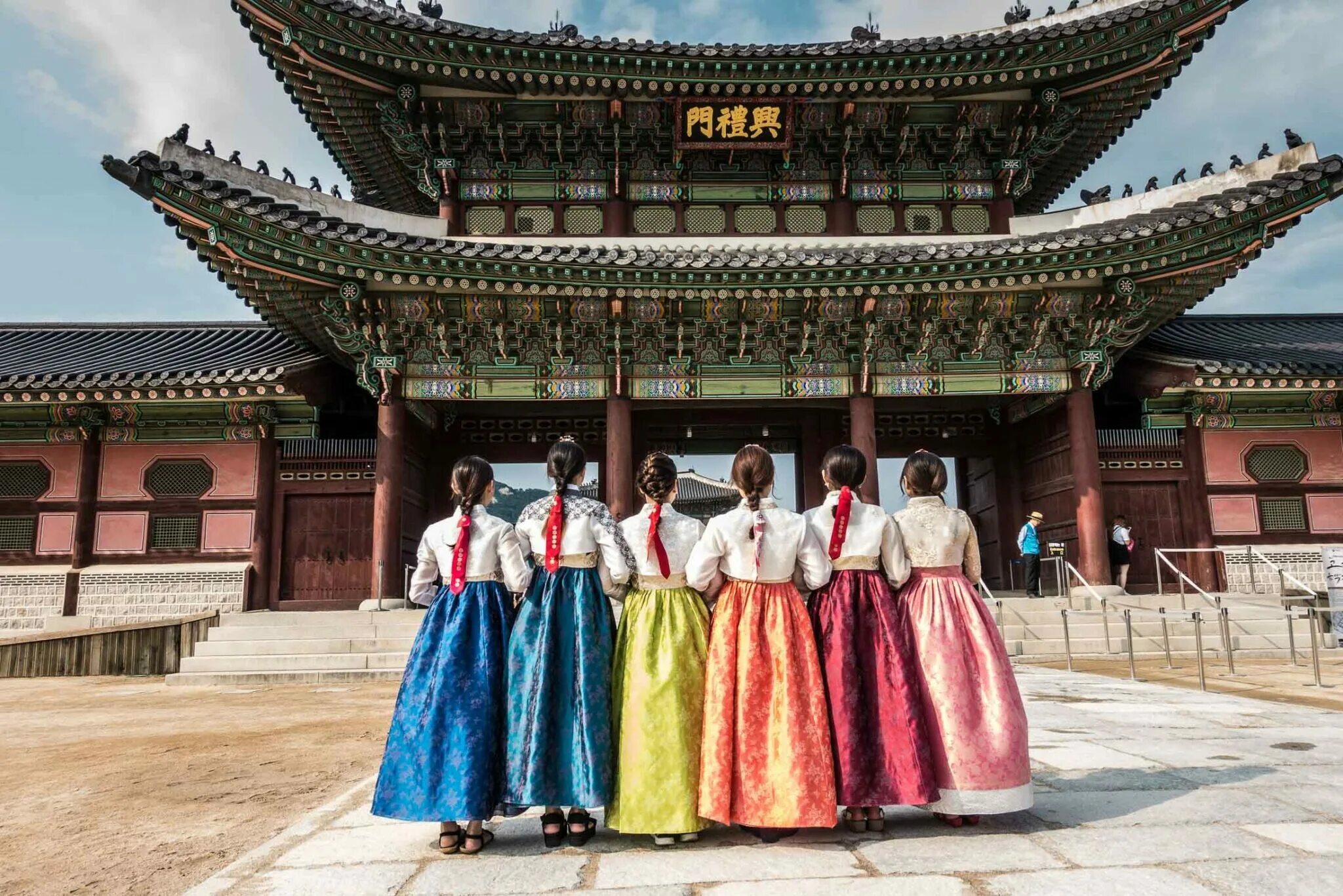 Все страны кореи. Кенбоккун ханбок. Южная Корея. Ханбок Южная Корея музей. Южная Корея Сеул традиции.