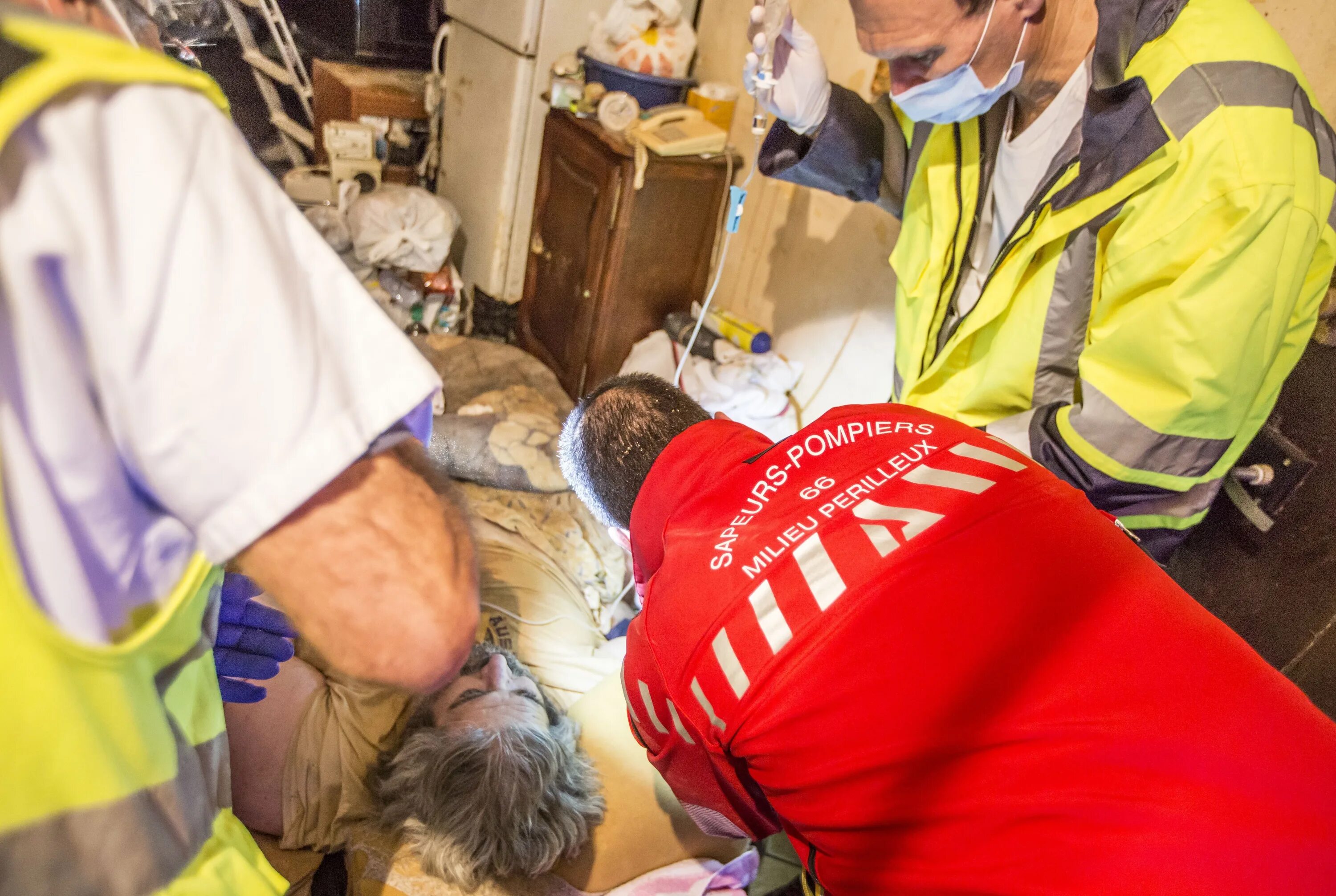 Человека вытаскивают из дома краном. Толстую девушку доставали из квартиры. Толстый медный кабель. Медь из проводов. Доставать кг.