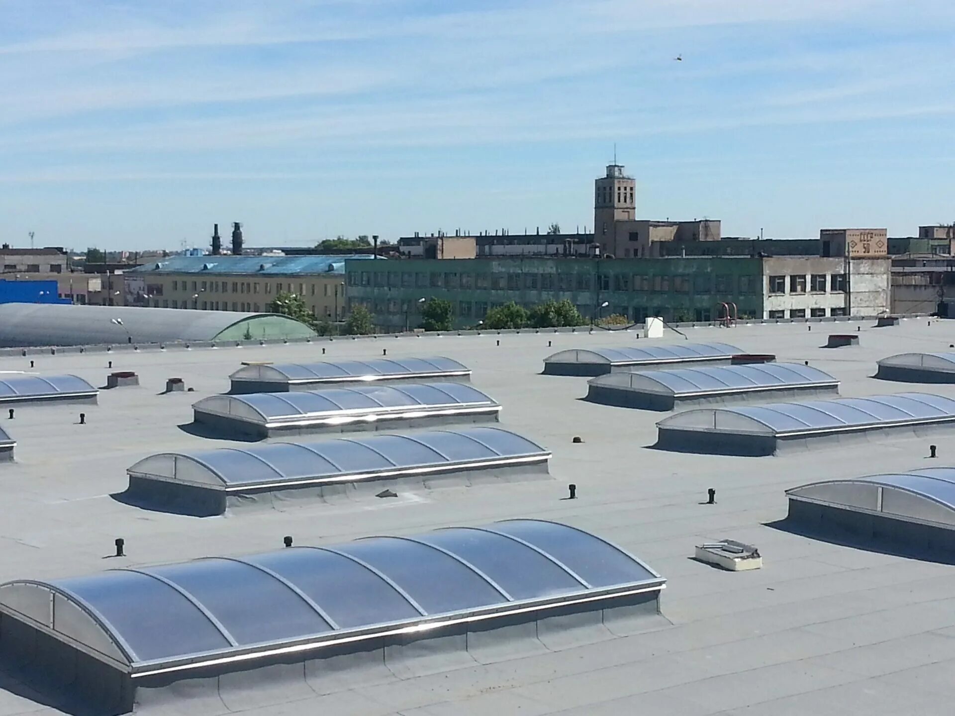 фальц кровельной сэндвич панели. зенитные фонари на кровле производственного здания. зенитные фонари leron 6000*3000. крыши промышленных зданий. мкл быстровозводимые конструкции.