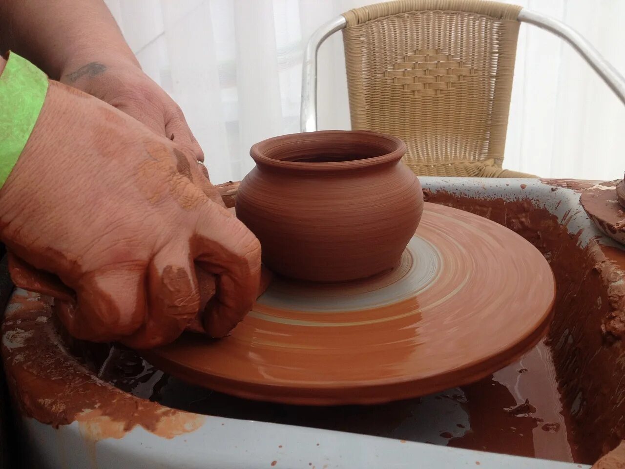 лепка из глины без гончарного круга. глина для гончарного круга. гончарная глина своими руками. мастер класс по лепке из глины на гончарном круге в москве. ручной гончарный круг.