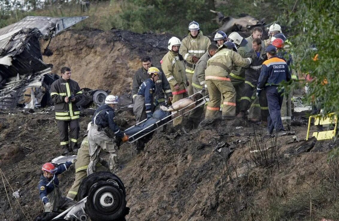 Як-42 катастрофа Локомотив 2011. Катастрофа як-42 (хк «Локомотив»). Хк Локомотив Ярославль трагедия. Катастрофа як-42 под Ярославлем тела погибших. Почему авиакатастрофа