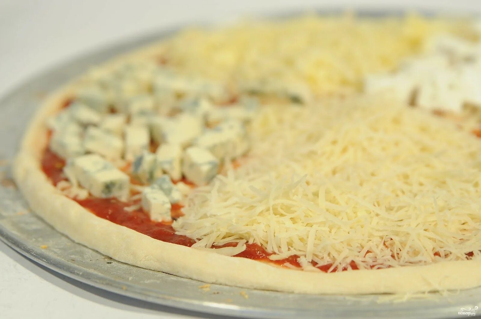 Начинка для пиццы с сыром. Пицца три сыра. Пицца 3 сыра. Пицца с плавленным сыром. Пицца 4 сыра с моцареллой.