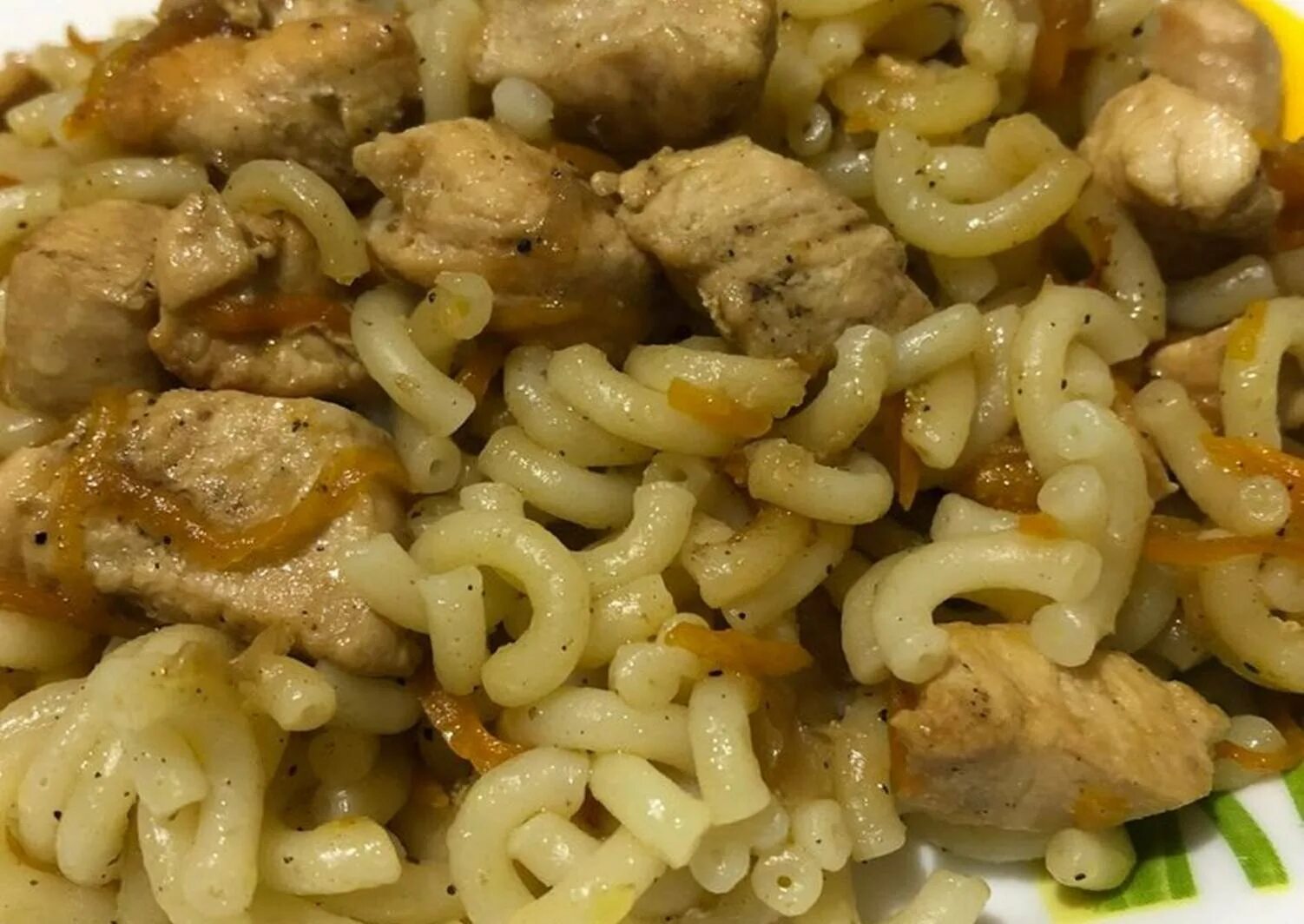 Рецепт куриного филе с макаронами. Макароны с куриным филе. куриное филе с макаронами. вермишель с куриным филе. филе с макаронами и подливой.