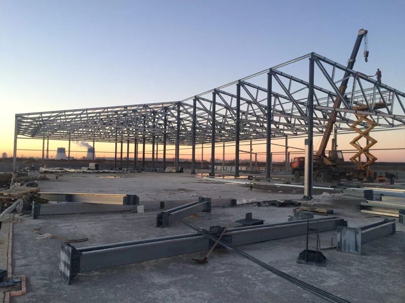 монтаж каркаса здания. монтаж каркаса здания. промышленные металлоконструкции. строительные металлические конструкции. металлические каркасные конструкции.