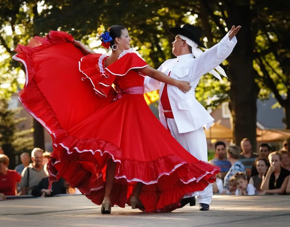 Меренге танец. Национальный танец Испании фламенко. Фламенко Мексика танец. Мексика танец национальный. Мексика танцы народные.