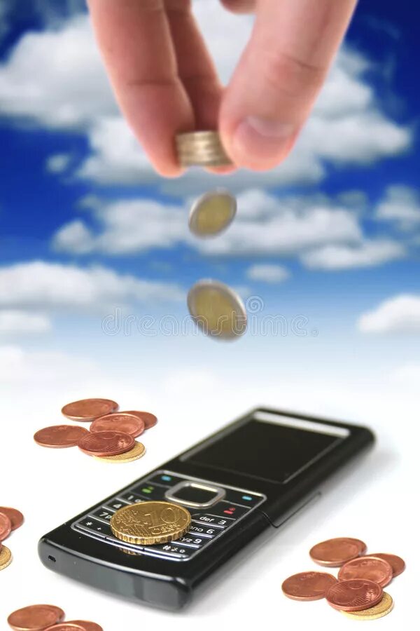 Деньги из смартфона. Деньги на мобильный телефон. Кидаем деньги на телефон. Кидает деньги. Айфон и деньги.