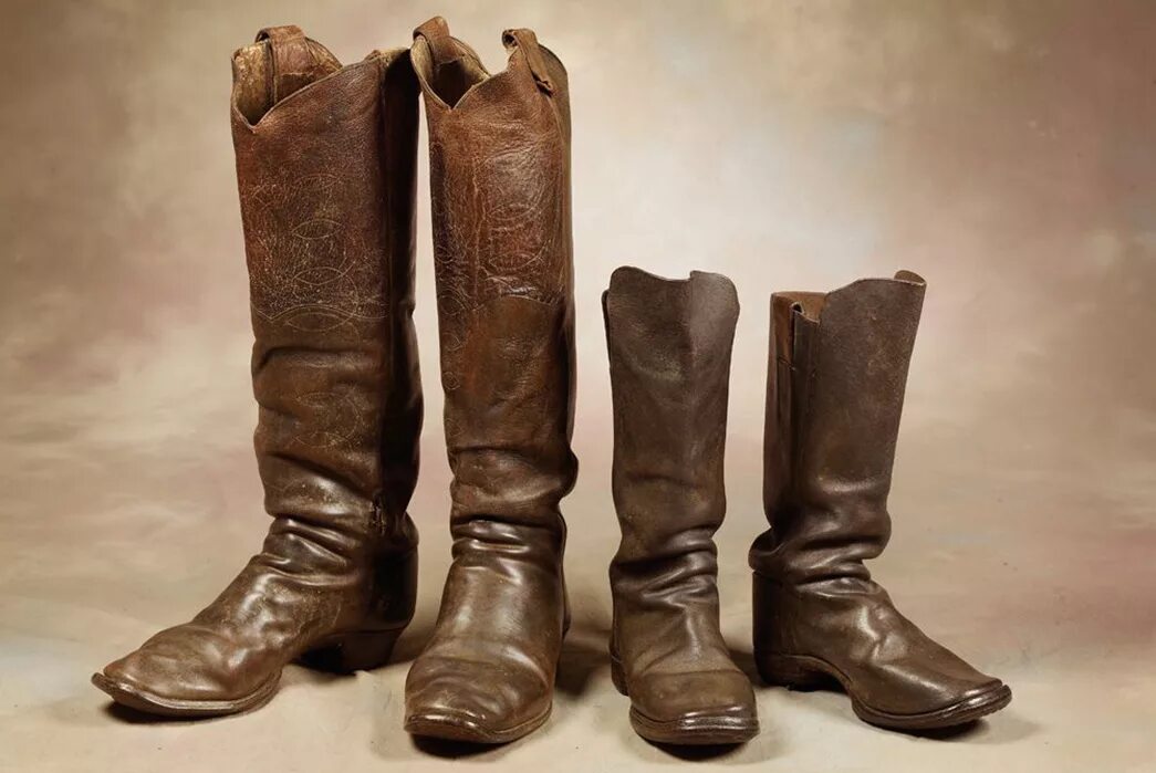 Мужская обувь абхазы 19 век. Ковбойские сапоги на 19 век. Опойковые сапоги 19 век. Сапоги Виллис 19 век. Сапог спереди