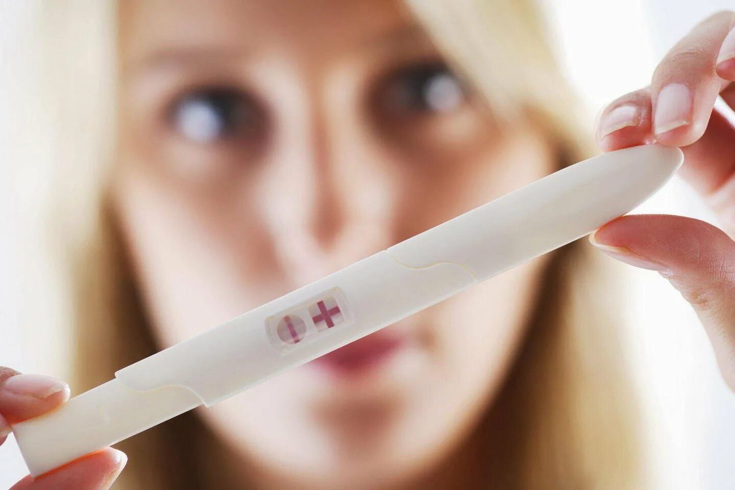 Теста беременна. Тест на беременность pregnancy Test. Тестна бнереаменншость. Картинки с тестами на беременность. Девушка с положительным тестом на беременность.