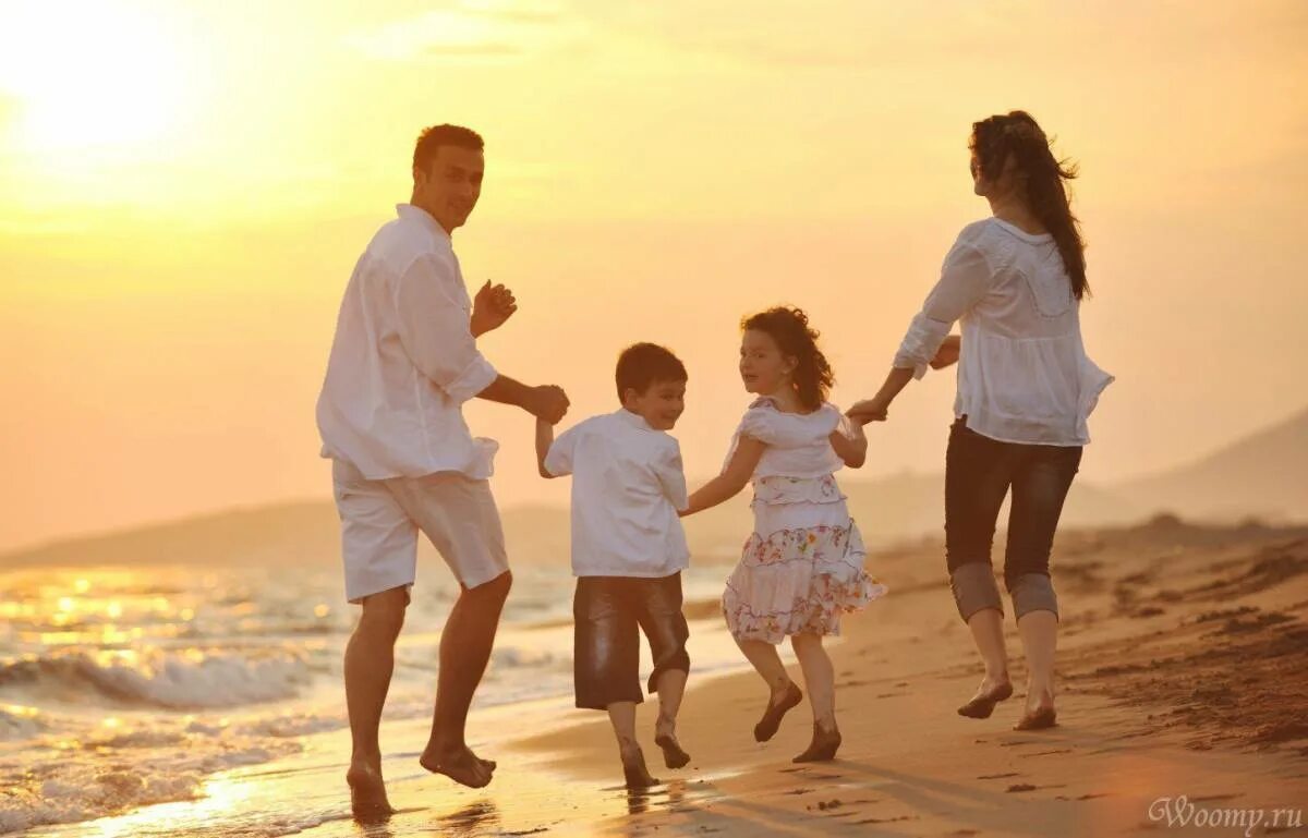 Я хочу сына и дочку и точка. Счастливая семья. Красивая семья. Семья со счастливым ребёнком. Счастливая семья на море.