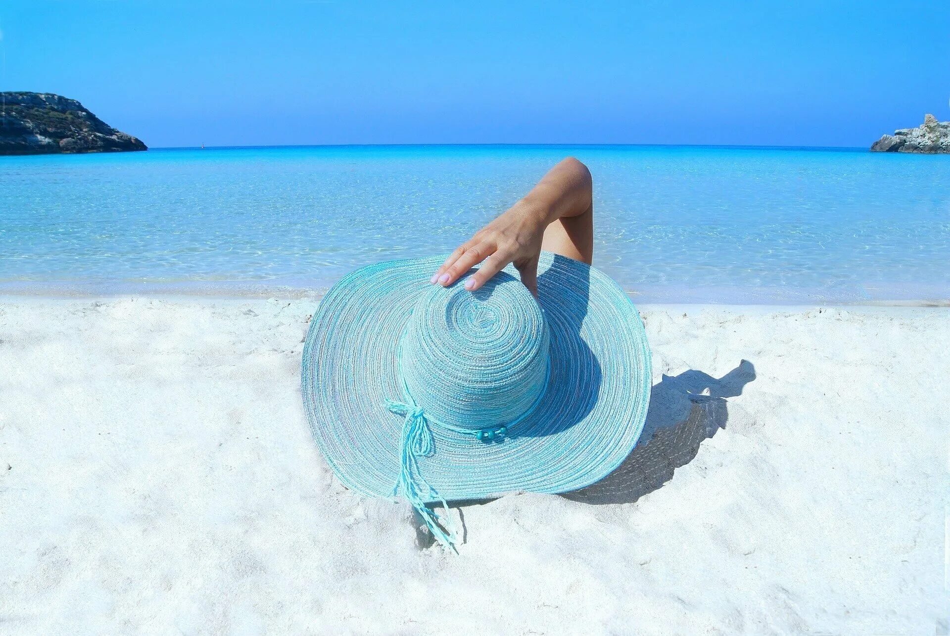 Девушка в шляпе на море. Девушка в шляпе на пляже. Фотосессия в шляпе на море. Девушка в шляпке на пляже. Шляпа на пляже