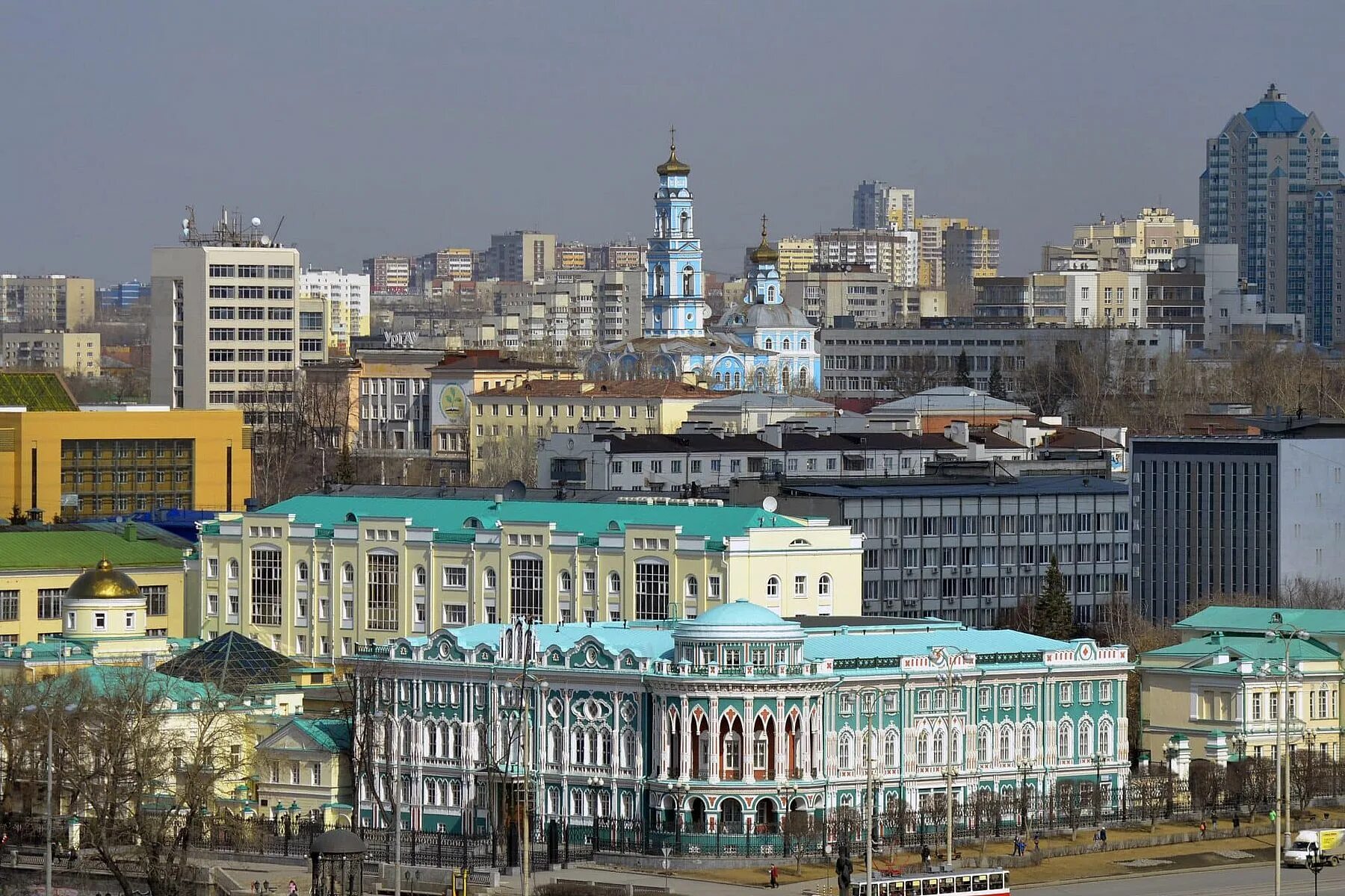 Самое интересное в екатеринбурге. Дом Севастьянова Екатеринбург. Дом Севастьянова Екатеринбург с высоты. Дом Севастьянова Плотинка. Екатеринбург столица Свердловской области.