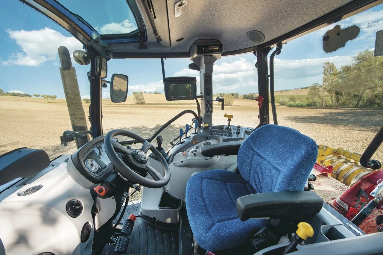 Фото кабин тракторов. Кабина трактора Нью Холланд. Трактор Фендт 936 салон. New Holland t8 кабина. Нью Холланд трактор салон.