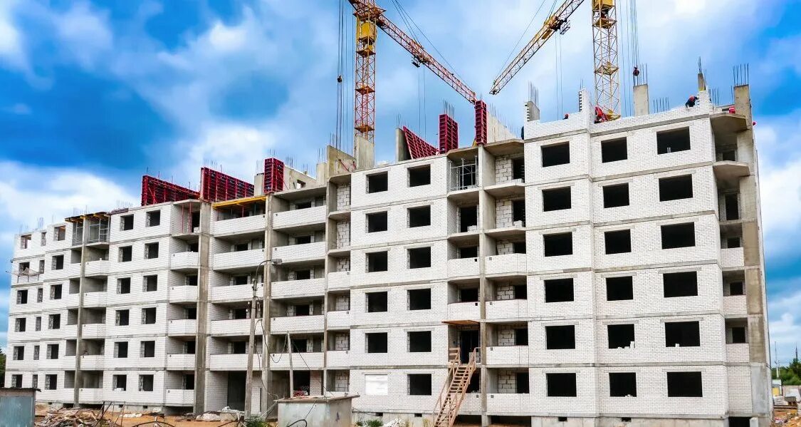 стройка. соломенные панели для строительства. новоильинка новокузнецк. стройка многоэтажного дома. стройка многоэтажного дома.