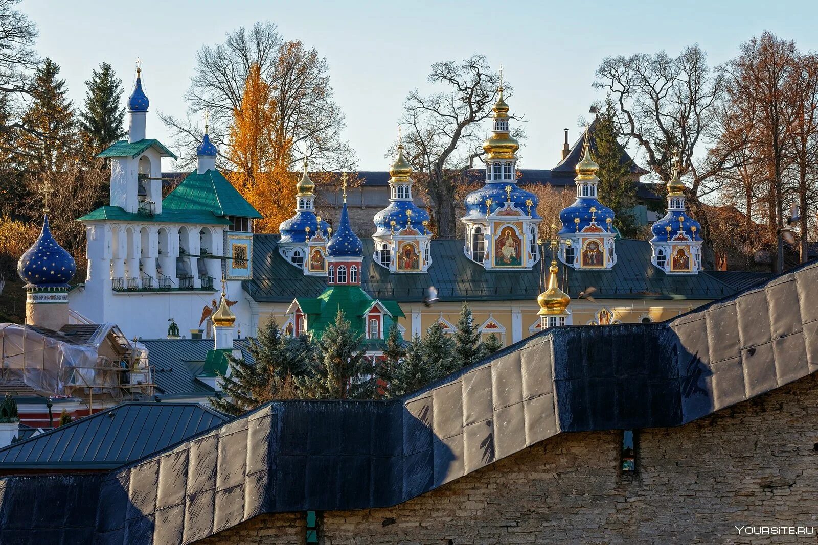 Монастыри псковской области фото. Псково-Печерский монастырь Псковская область. Печоры Псковской области монастырь. Достопримечательности Псково Печерского монастыря. Псково-Печерский монастырь крепость.