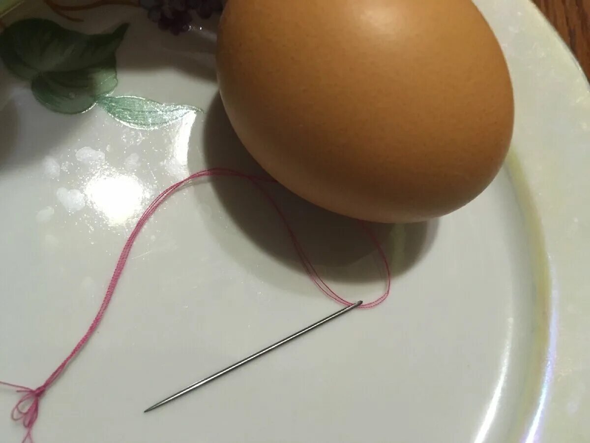 Кощеево яйцо. Прокалывание яиц иглами. Яйцо с иглой кощея. Игла в яйце. Игла в яйце.