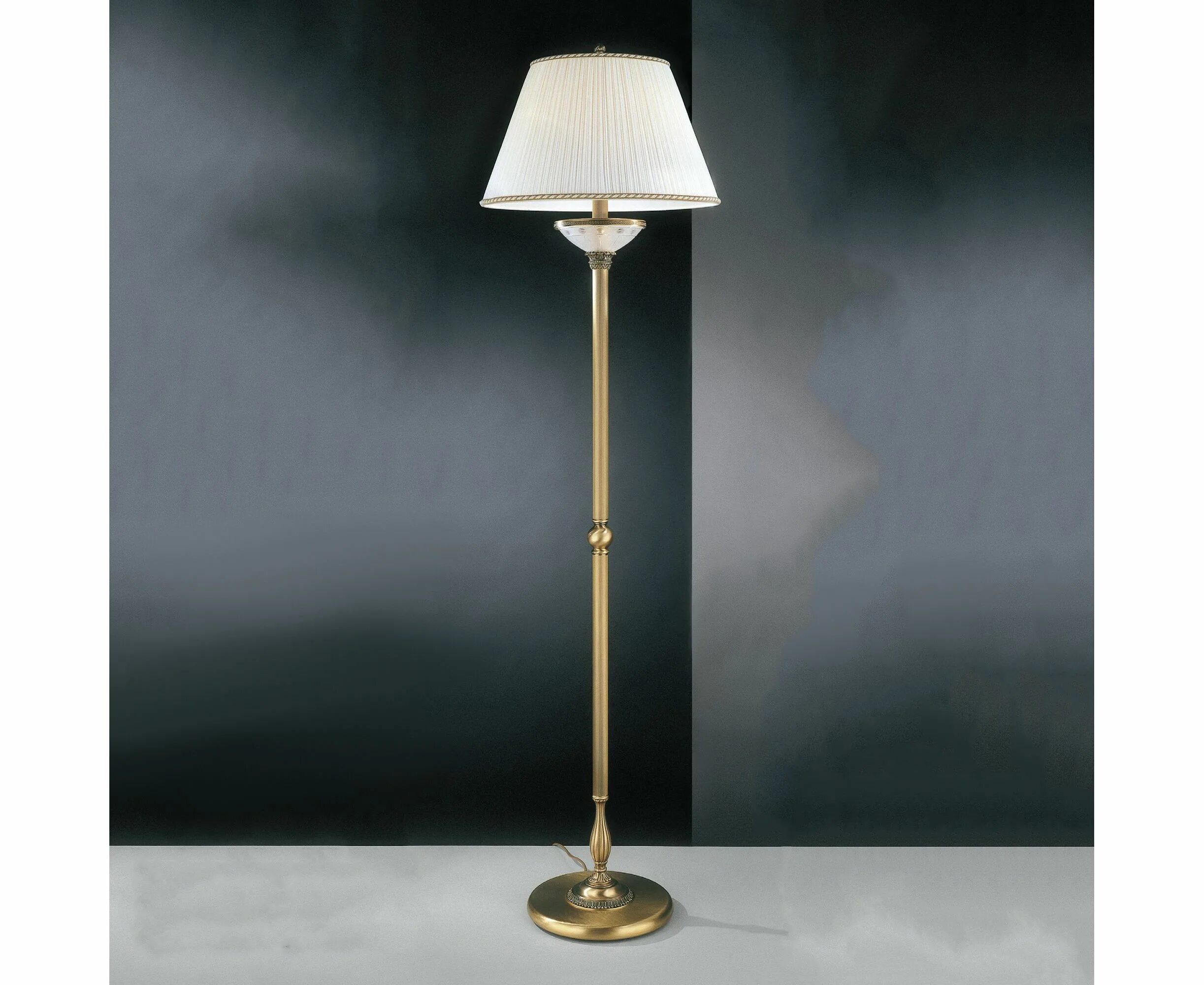 Напольный светильник классический. 4920/1f antique brass торшер классика lis. Euroluce impero бра (af2 605). Торшер италия 0230/p3f. Торшер с абажуром 43-402.