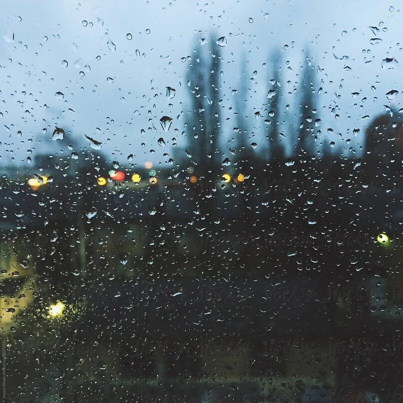 Дождь ночью слушать. Дождь из окна. окно с дождем для фотошопа. солнце дождь окно красота. окно панельки дождь.