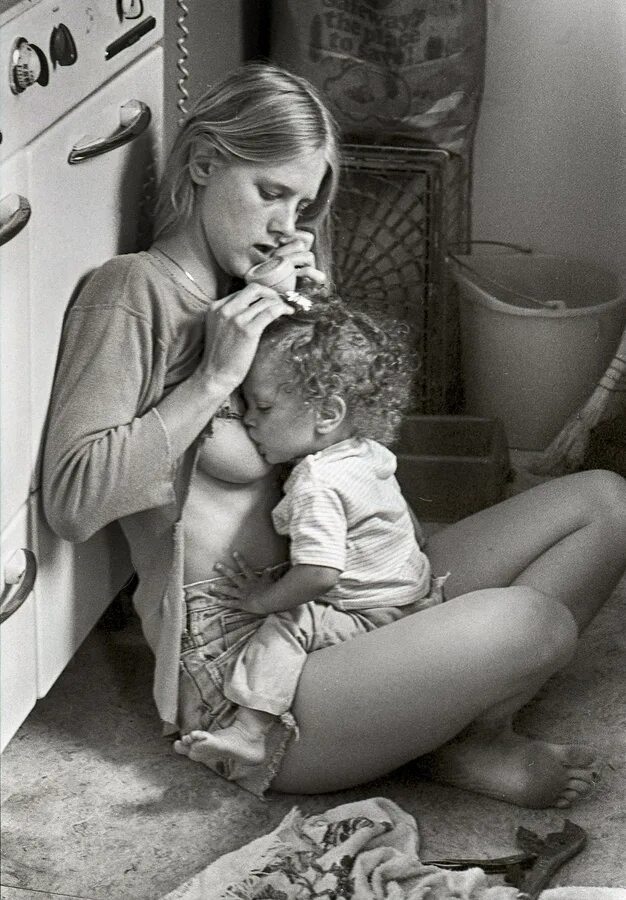 Видео ретро мама. Кормление грудью. Женщина кормит ребенка. Мать кормит ребенка. Кормит грудью.
