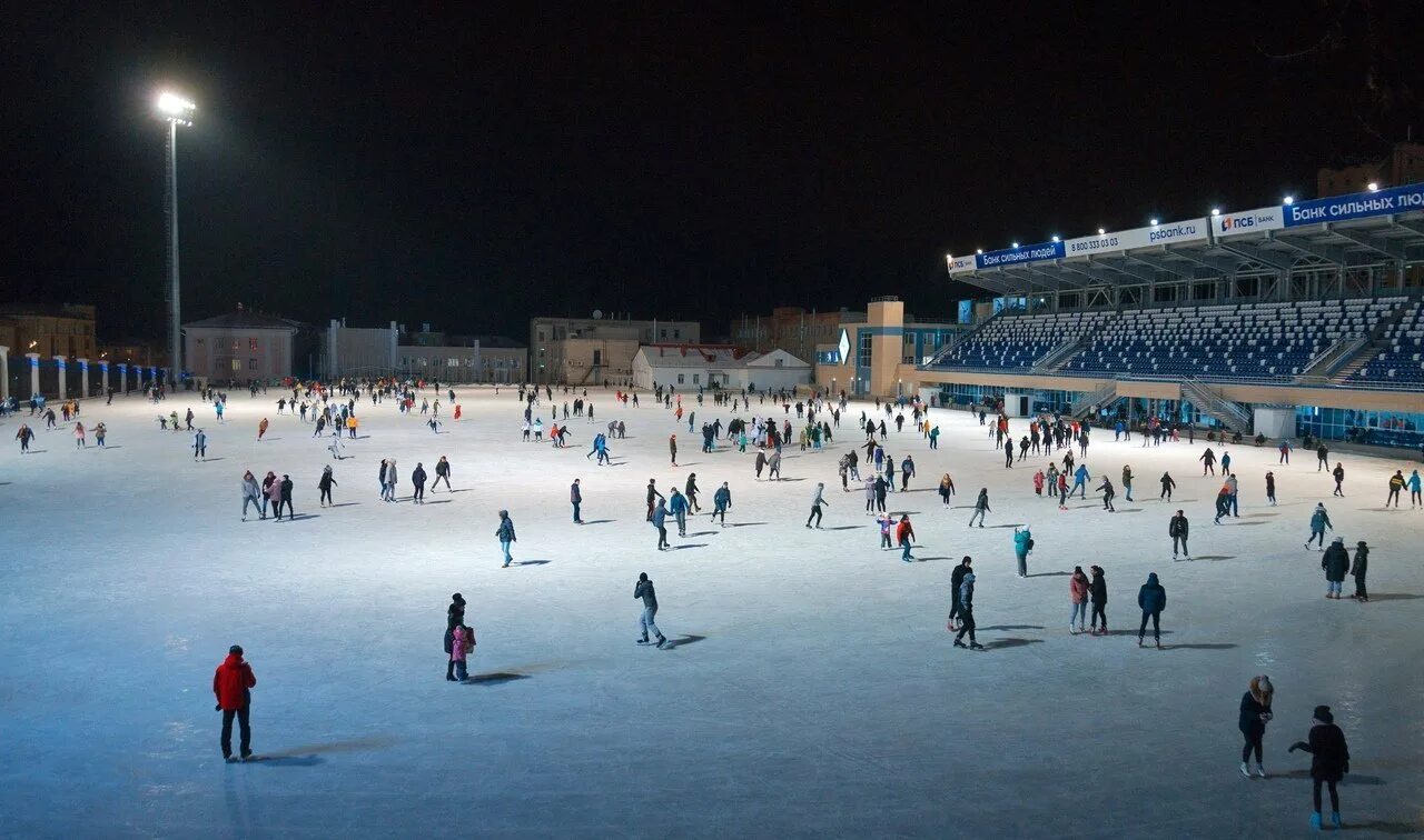 Стадион динамо каток. Стадион динамо ижевск каток. Каток динамо саратов. Катки ижевска режим работы. Каток в парке кирова ижевск.