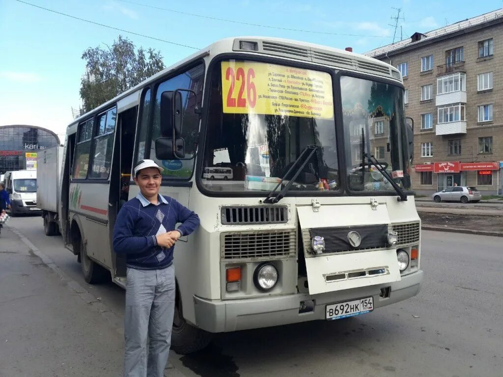 Отечественные автобусы. Русские автобусы. Маршрутка в России. Российские маршрутки. Обычный русский автобус.