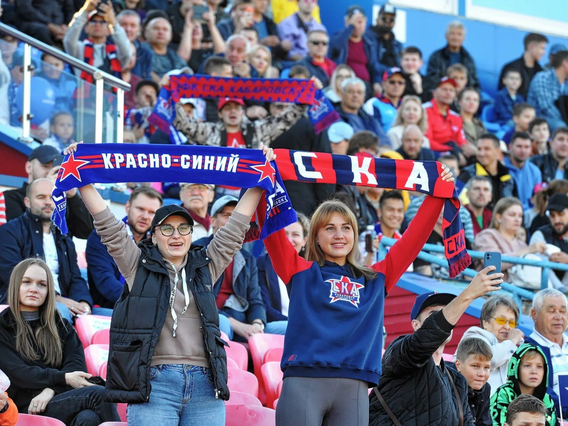 Ска хабаровск гостевая болельщиков. Стадион матч. СКА Хабаровск Шинник. ФК СКА Хабаровск. СКА Хабаровск 13 сектор болельщики.