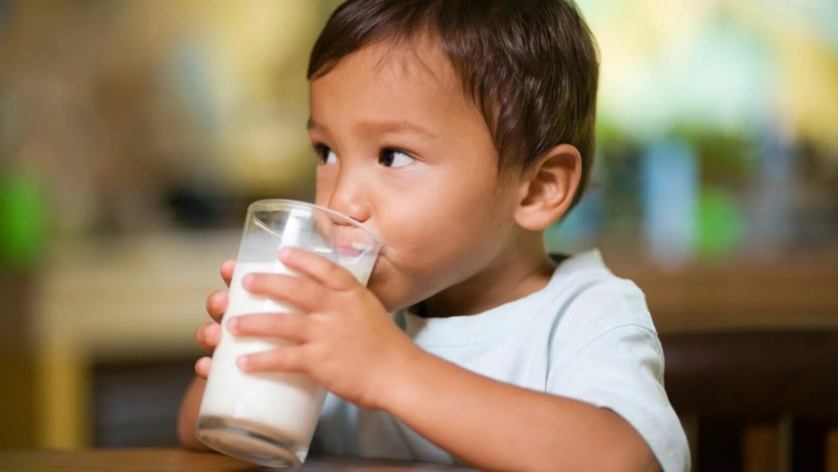 Ребенку 2 года много пьет. Молоко для детей. Ребенок пьет. Пьет молоко. Ребенок пьет йогурт.