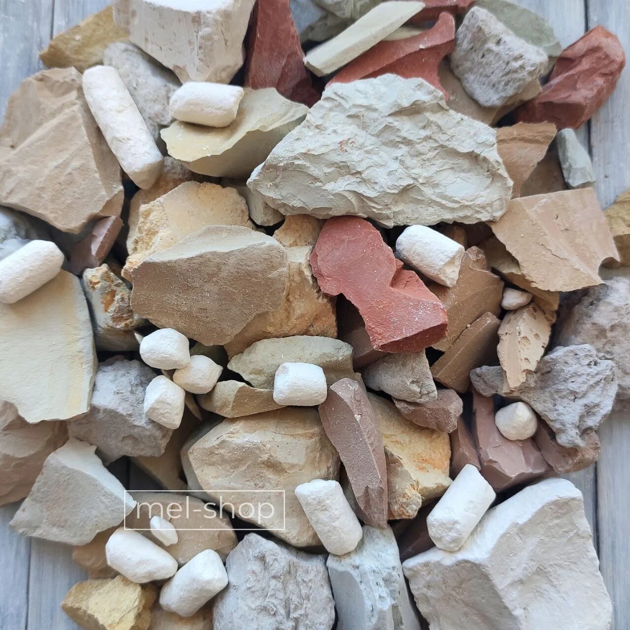 Разноцветная глина. Кусок глины. Природная глина. Глина. Сухая глина.