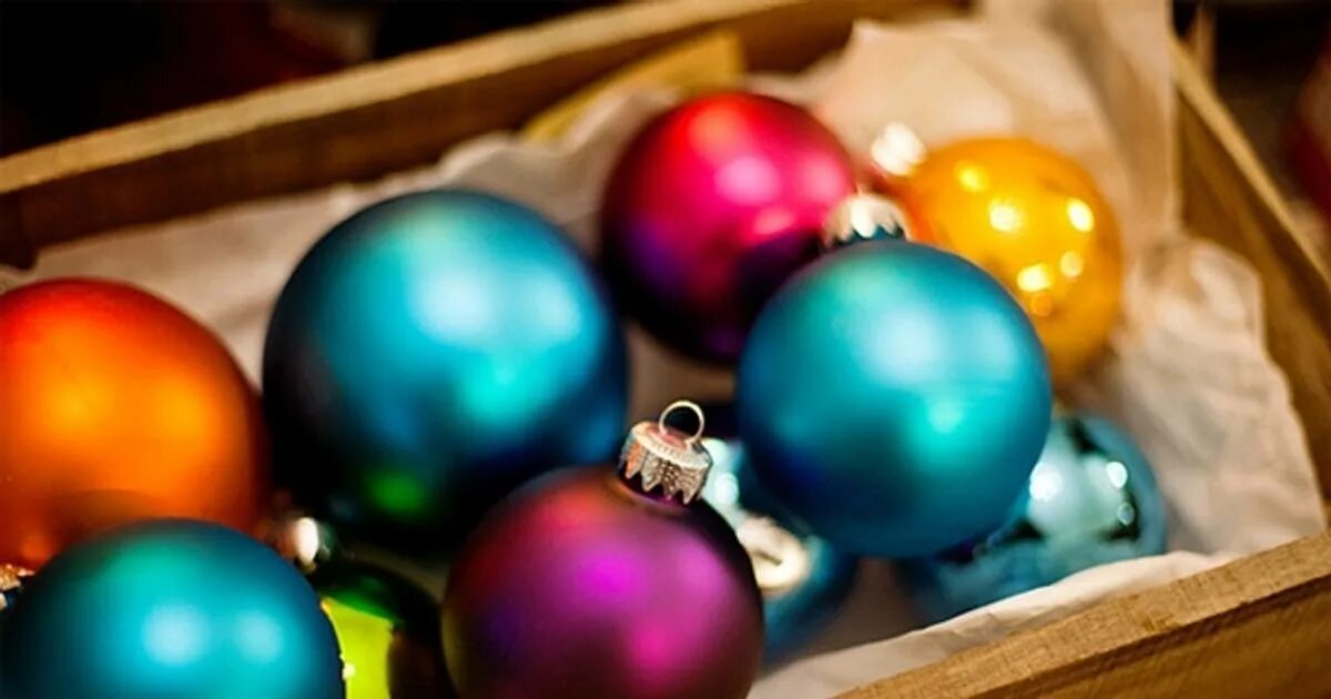 Коробка с елочными шарами. Елочные игрушки в коробке. В коробке с елочными игрушками лежат. Коробка новогодняя большая. Коробка для елочных игрушек.