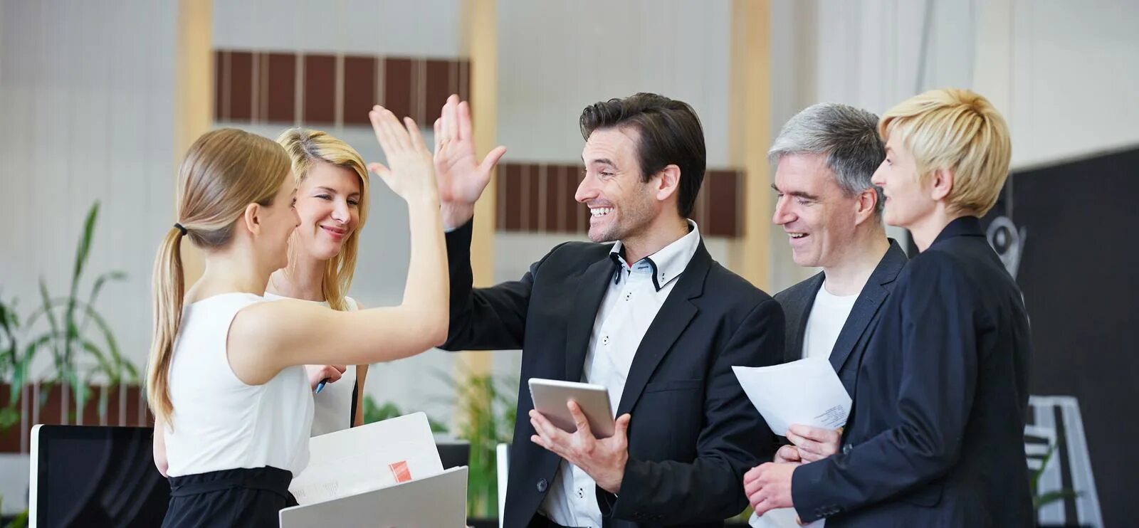 Term member. Бизнес фотосессия. Молодежь разных народов. Беседа людей. Поставщик и заказчик.