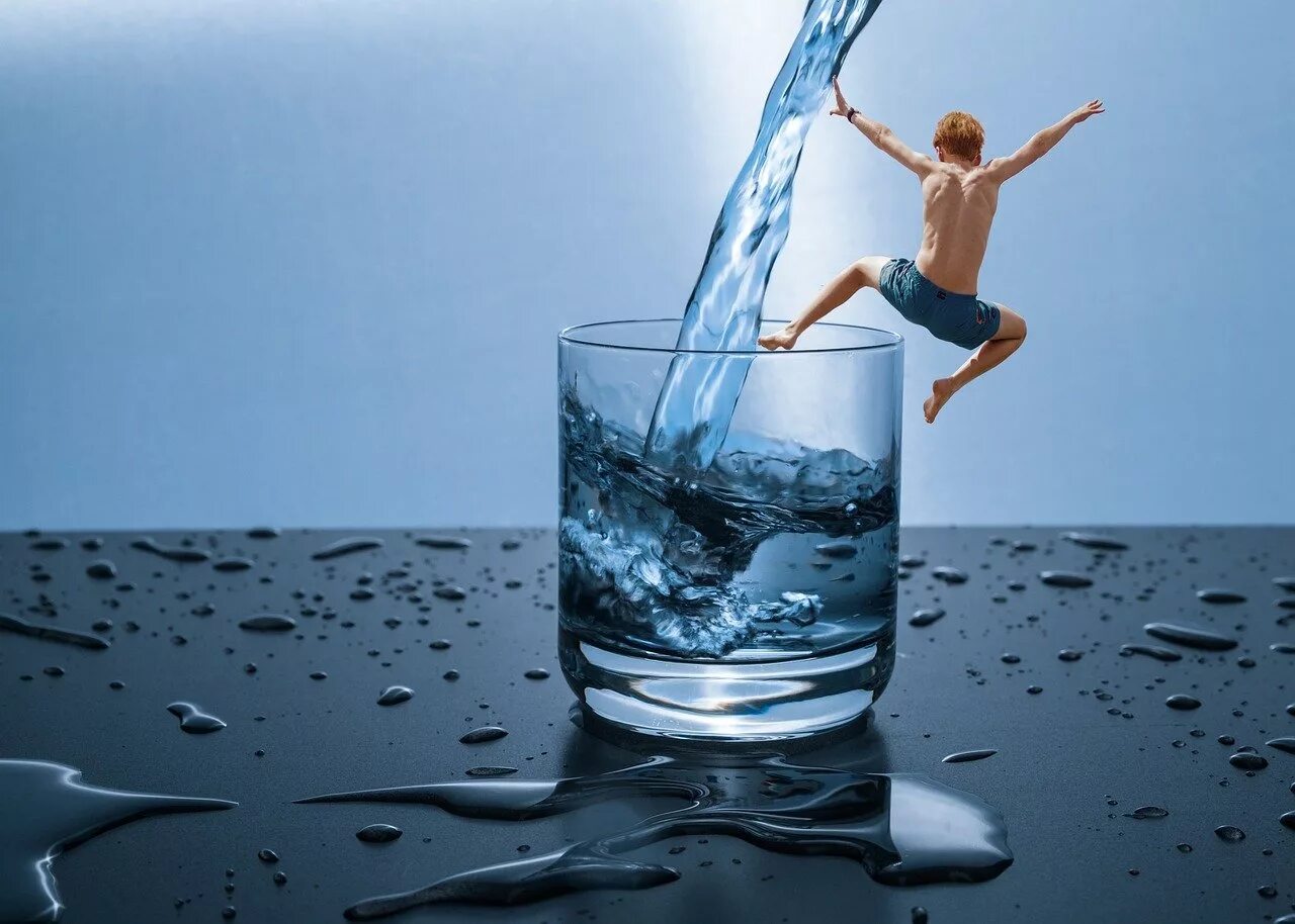 Вода и человек. Чистая вода. Реклама воды. Тело в воде.