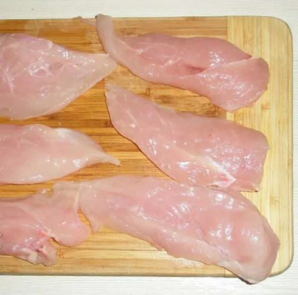 Порезать куриное филе на кубики. Мелко порезанная курица. Мелко куриное филе. Мелко куриное филе. Курица нарезанная кусочками.