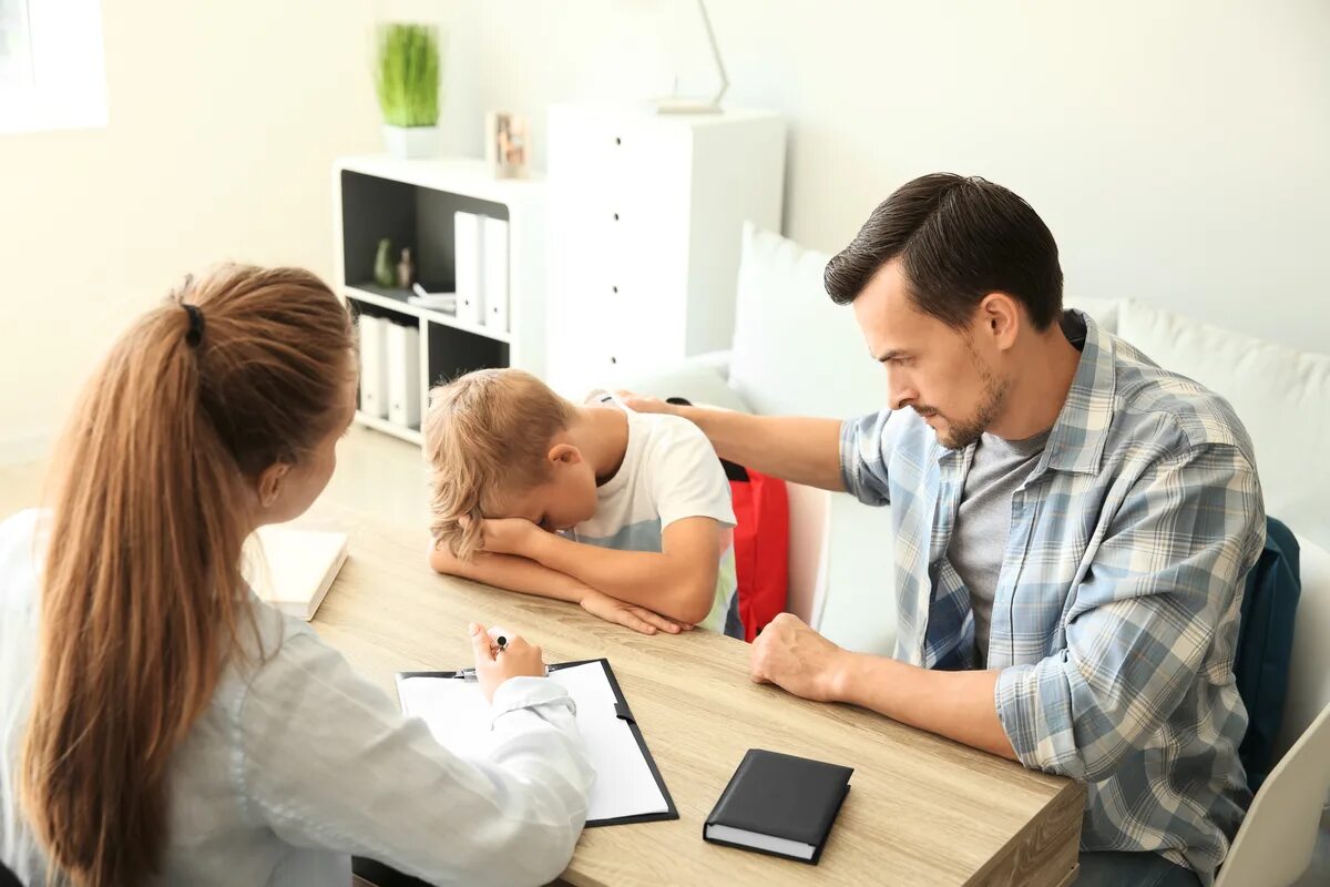 Поддержка школы родителями. Родители в школе. Буллинг родители. Родители и дети в школе. Психолог и ребенок.