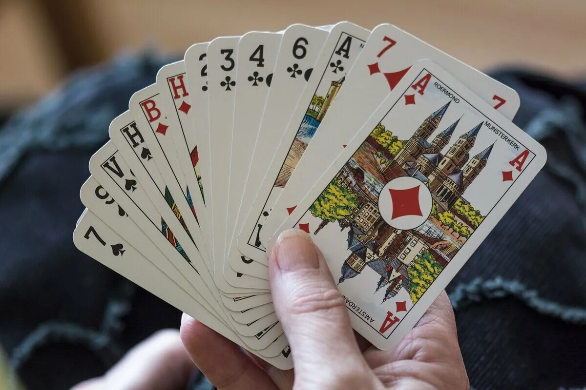 Будущее игральных карт. Карты. Веер карт в руке. Карты игральные веер. Колода карт в руке.