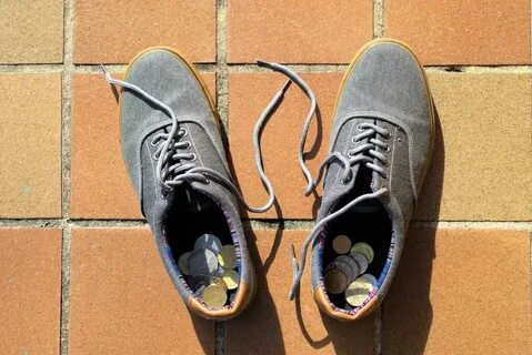 Пятак на экзамен. Пятак под пятку. В какой ботинок надо класть 5 рублей. Монета 5 рублей 1997 ммд. Примета про пятак под пятку на экзамен.