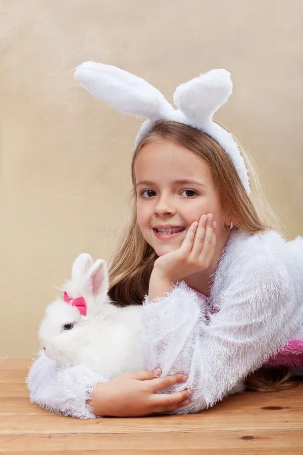 Костюм зайчика для девочки. Девушка кролик. Фотосессия с кроликом. Девушка в костюме кролика. Девочка в костюме кролика