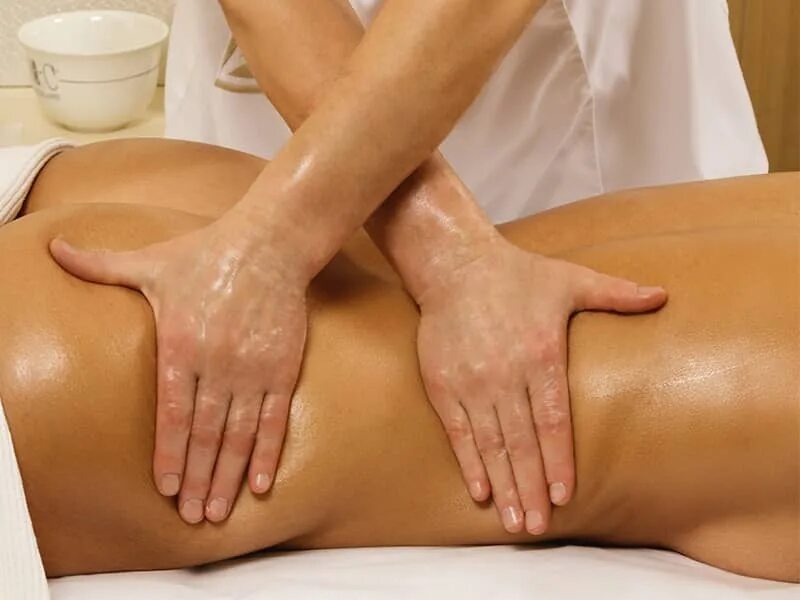 массаж ягодиц для женщин. девушка делает массаж попой девушке. нежный массаж. девушка делает массаж попой девушке. массаж ягодиц девушке.