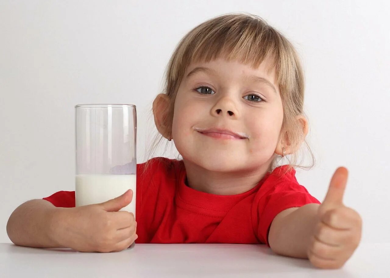 пьет молоко. ребенок пьет молоко. стакан молока в руке. молоко в стакане. дети пьющие молоко.