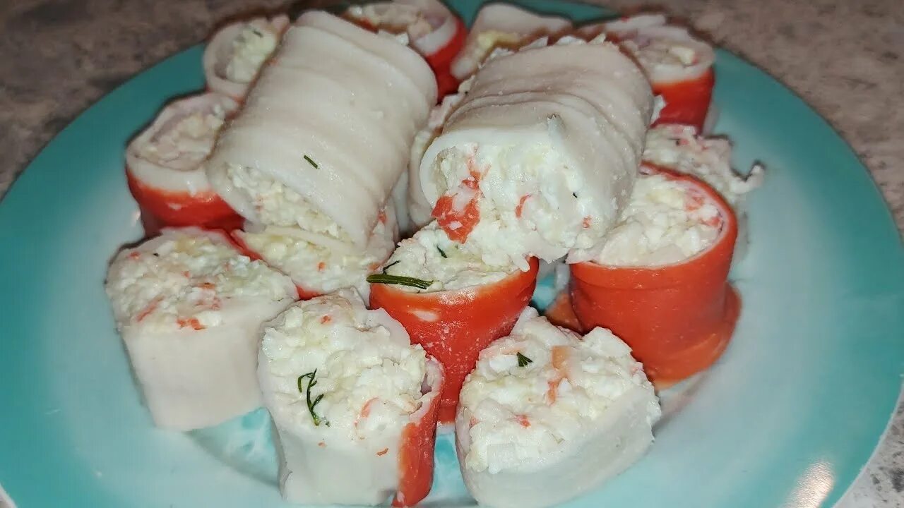 Роллы с крабовыми палочками. Закуска с красной рыбой. Запеченные ленивые суши. Суши торт с крабовыми палочками. Ленивые суши с крабовыми палочками.