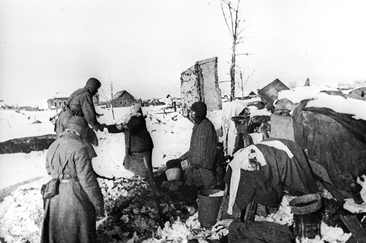 Жизнь во время войны. Сталинград 1943г мирные жители. Сталинградская битва мирные жители. Фото битва за Сталинград 1941 год. Население Сталинграда в 1942.