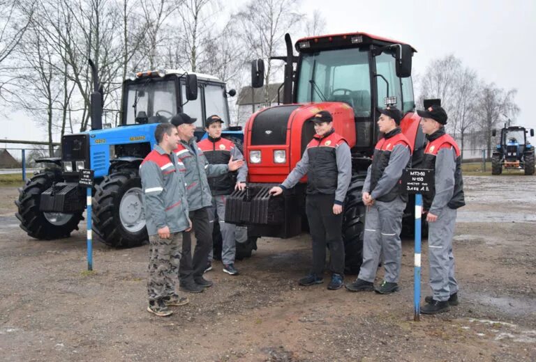 Организация тракторного парка. Тракторный парк. Машины тракторного парка. Машинно тракторный парк. Современные машинно тракторные парки.